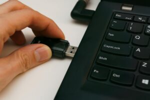 Ilustrasi plugin AMP mempercepat loading situs web di perangkat seluler untuk pengalaman mobile optimal
